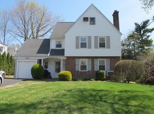 13 Brookridge Rd, Great Neck, NY 11021