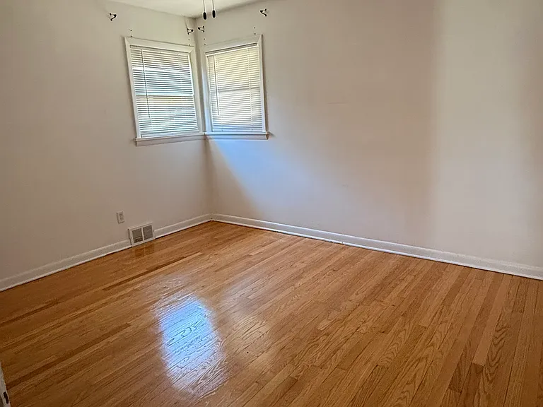 417 Hirsch Ave — Photo 8