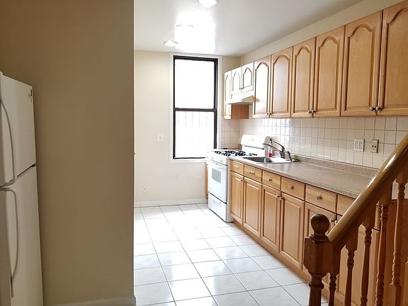 3rd image of 3093 Steinway St