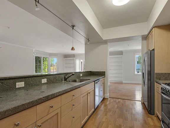 4th image of 202-38 3rd St #202