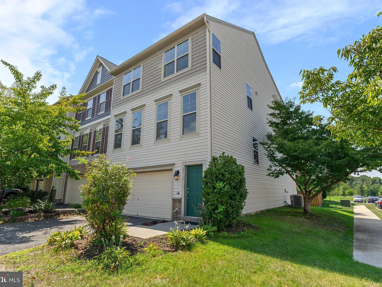 4 bed, 3.5 bath, 2880 sqft, $3,400 — Photo 2
