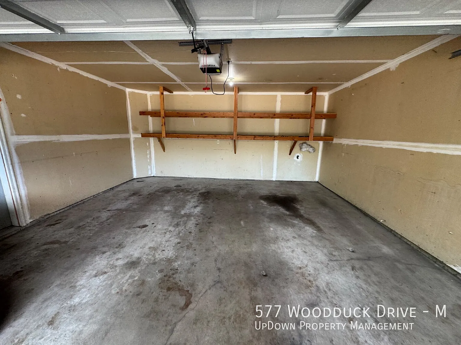 High Ceilings Townhouse Retreat: Spacious 2-Bed, 2-Bath Gem in Woodbury! — Photo 4