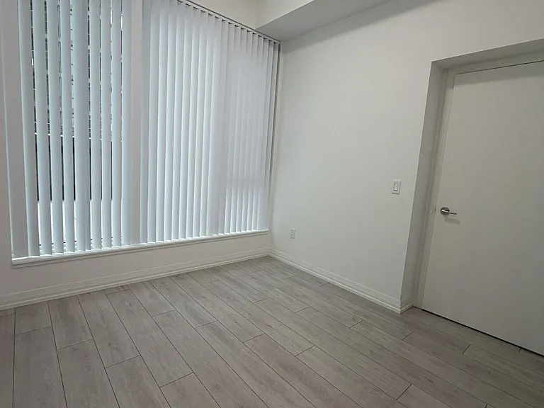 400 King St W #812 — Photo 10