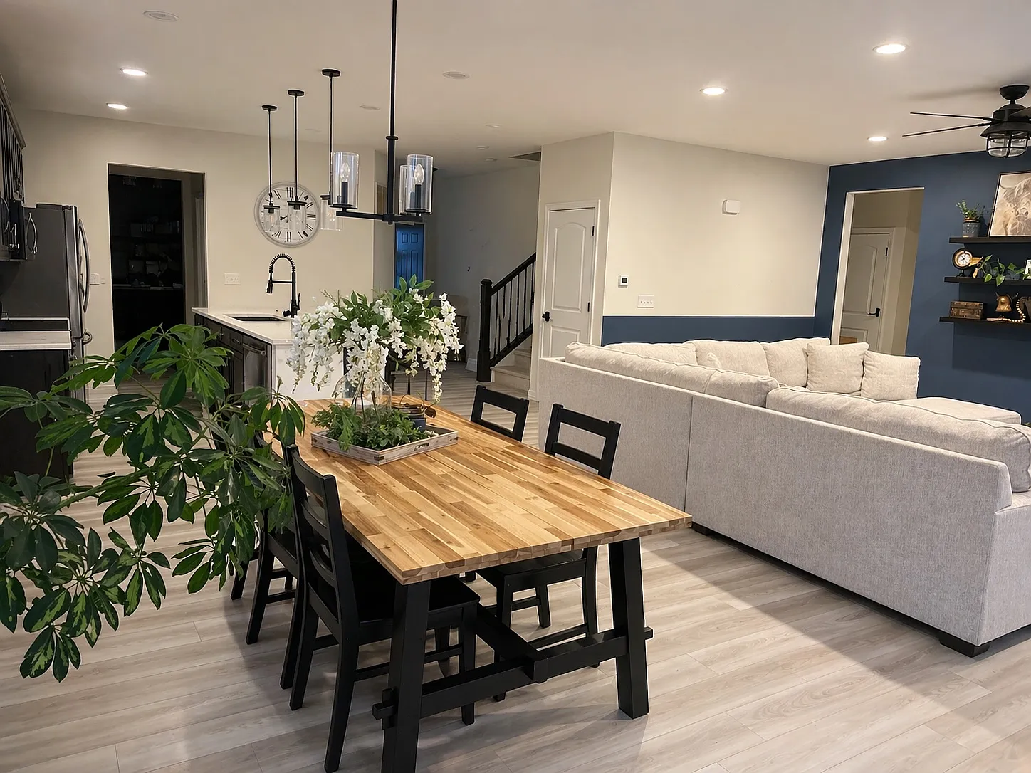 5 bed, 3200 sqft, $4,950 — Photo 4