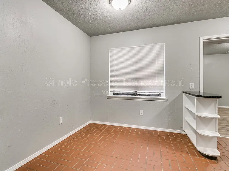 409 E Hill Dr — Photo 5