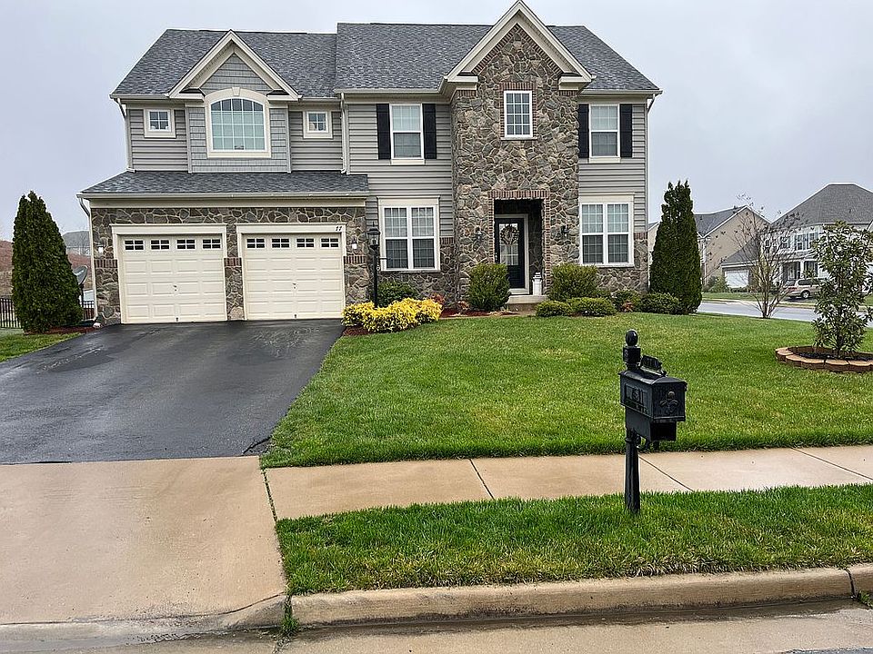 1st image of 77 Coachman Cir
