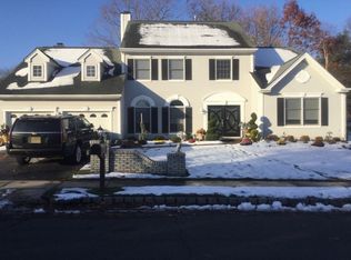 90 Providence Blvd, Kendall Park, NJ 08824