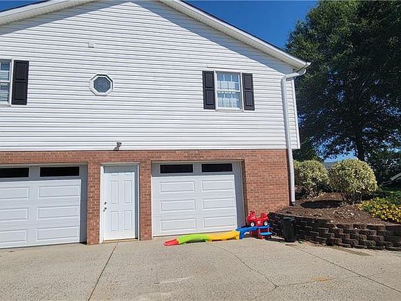 4th image of 379 Woodbridge Dr