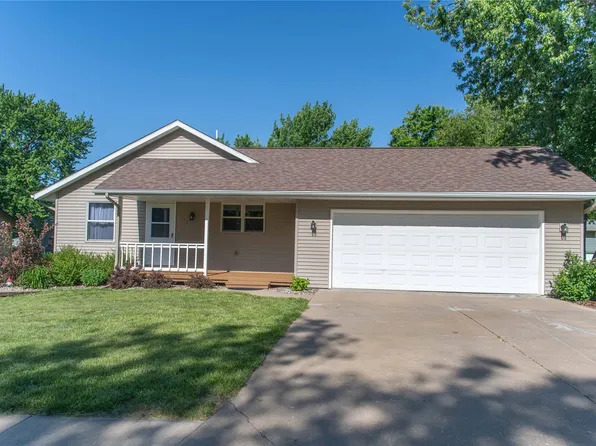 1329 N Prairie St, Pella, IA 50219
