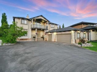 31 S Lynx Meadows Ct NW, Calgary, AB T3L 2M1