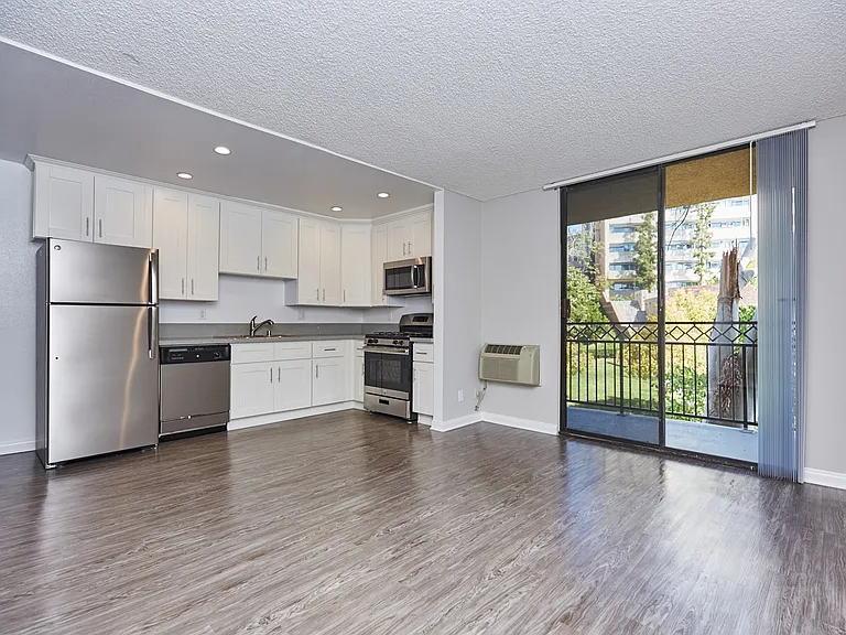 Ariel Court Apts — Photo 18