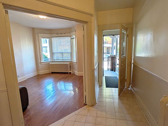 4th image of 831 Shaw St