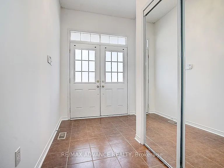137 Laramie Cres — Photo 2
