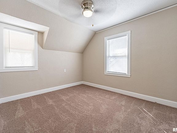 3rd image of 114 S Thornwood Ave
