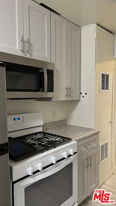 1 bed, 1.0 bath, 650 sqft, $1,830 — Photo 2