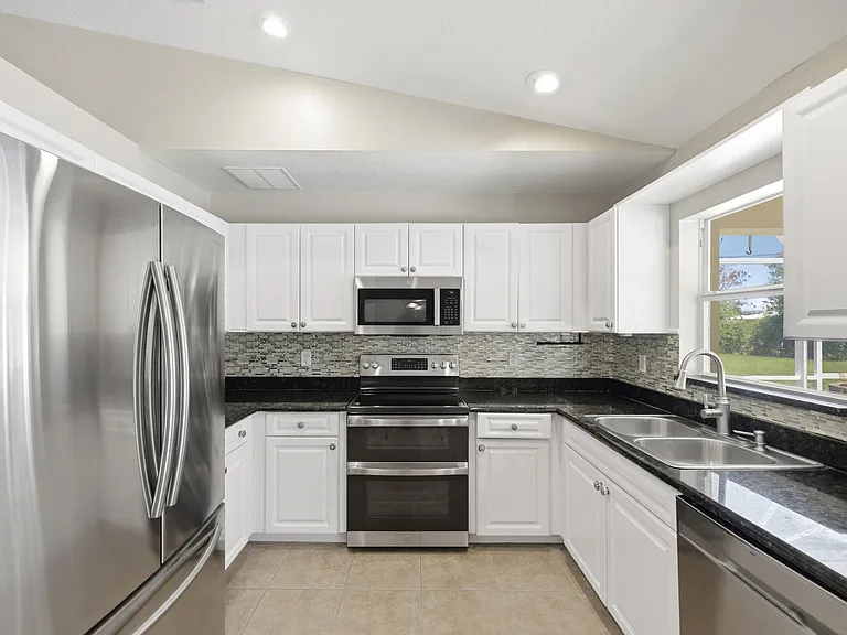 1707 SE Manth Ln — Photo 6