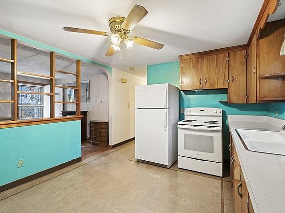 4th image of 15 Pine Grove Cir