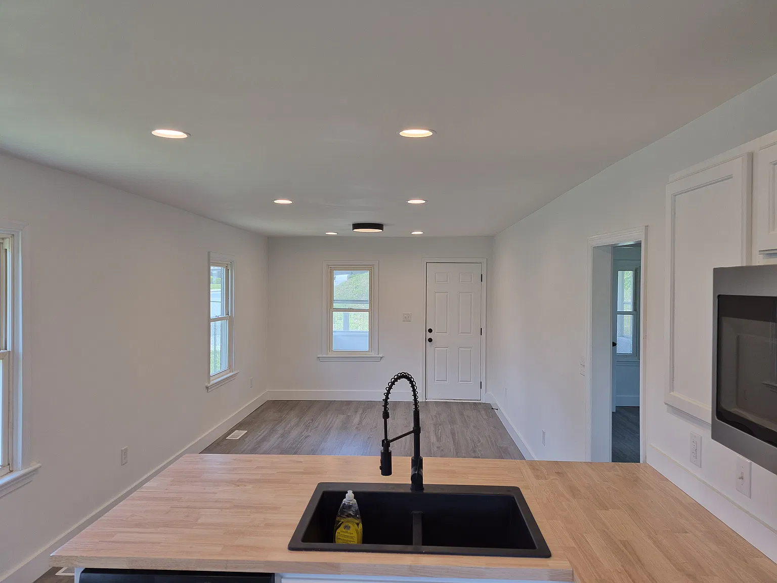 2 bed, 710 sqft, $1,400 — Photo 3