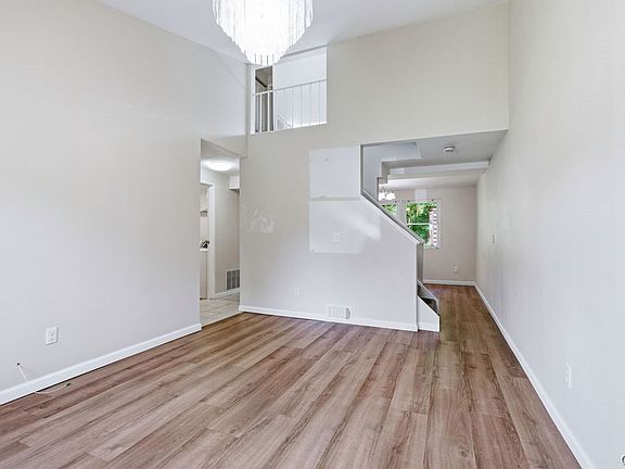5th image of 320 Higgins Dr