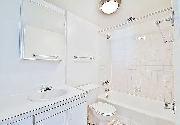 5th image of 236 E 36th St APT 6E