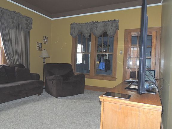 4th image of 611 N Shabbona St
