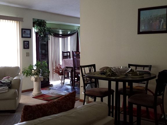 Living rm w/ vaulted ceiling