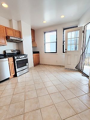 4th image of 3059 32nd St #2