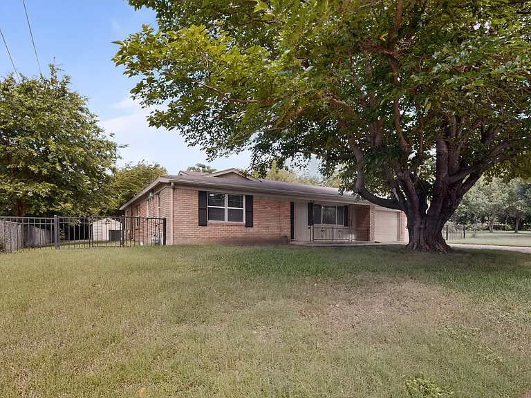 1016 Sproles Dr — Photo 3