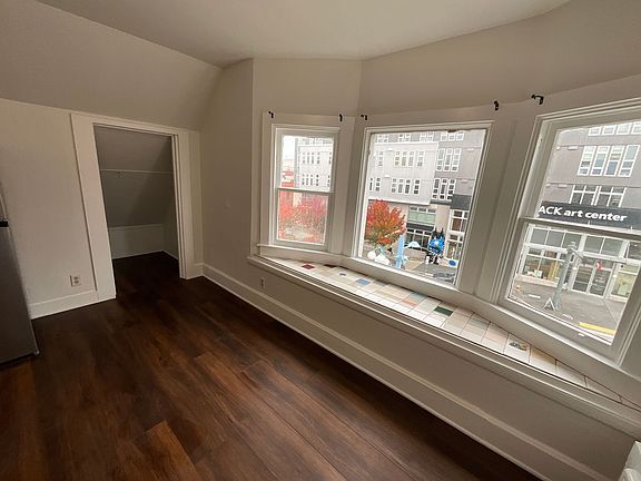 3rd image of 2922 Hoyt Ave #301