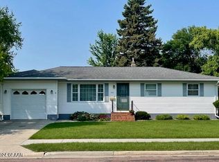 442 Greenwood Dr SE, East Grand Forks, MN 56721