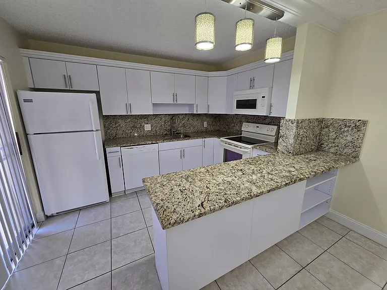 3232 Meridian Way N #B — Photo 6