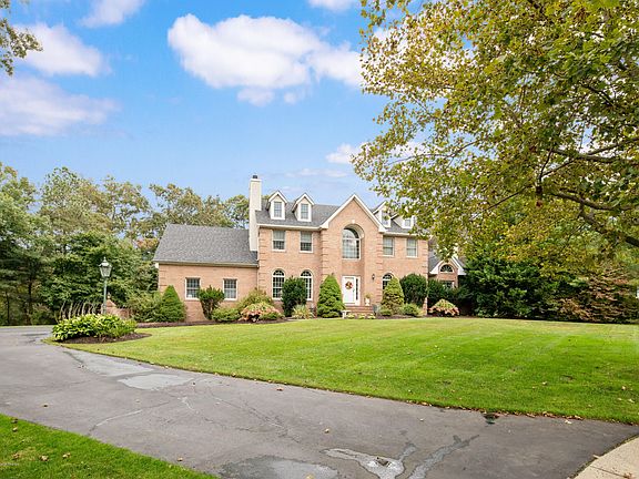 2nd image of 1576 Country Club Ln