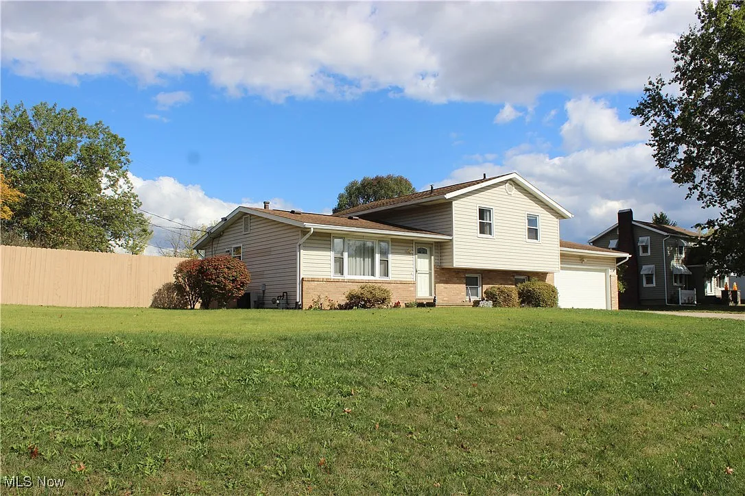 2424 Waynesburg Dr SE photo 1