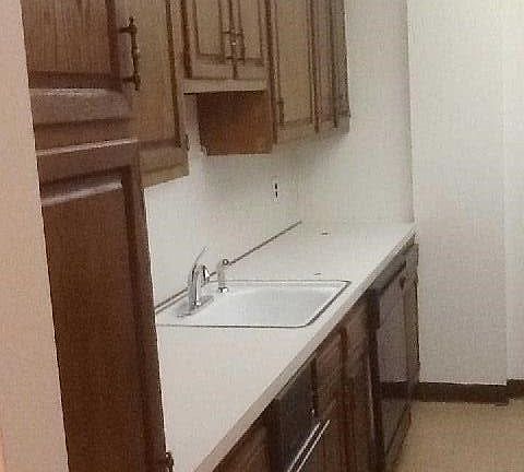 5th image of 530 Hudson Ave #8