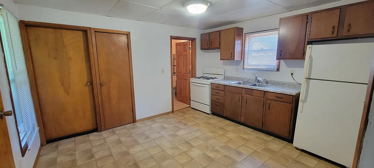 Unit Photo - 218 E National St