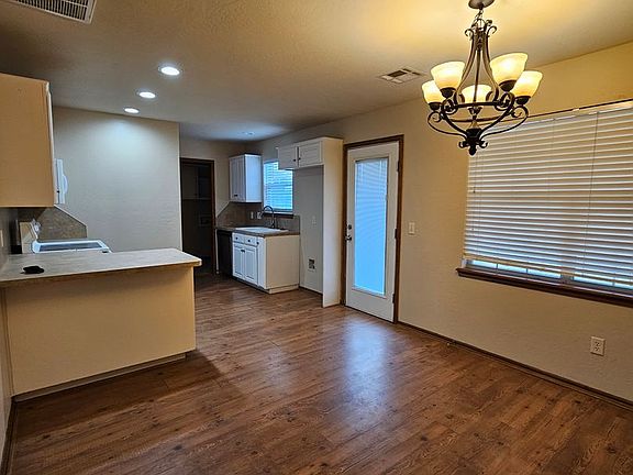 4th image of 1404 SW 25th St