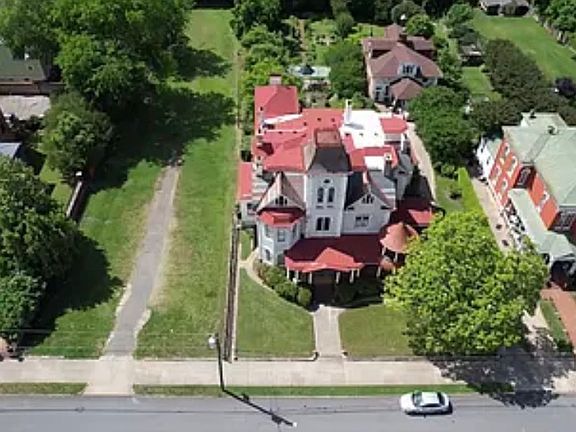 3rd image of 862 1/2 Main St