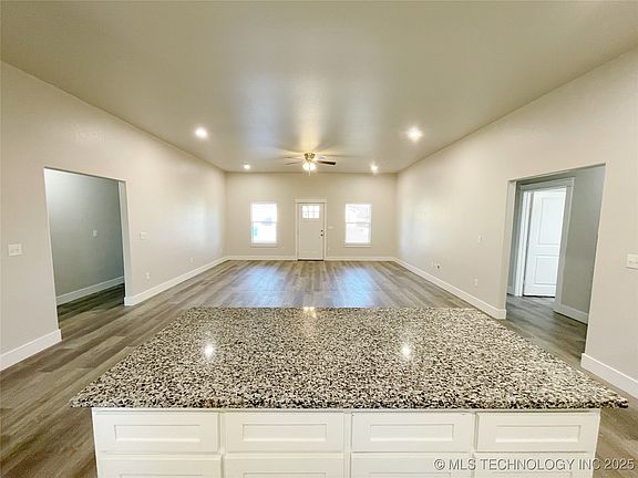 4th image of 77 Watch Hill Dr