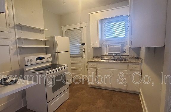 5th image of 2220A Ashwood Ave