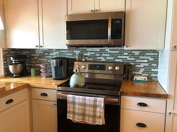 3rd image of 979 Marcy Dr