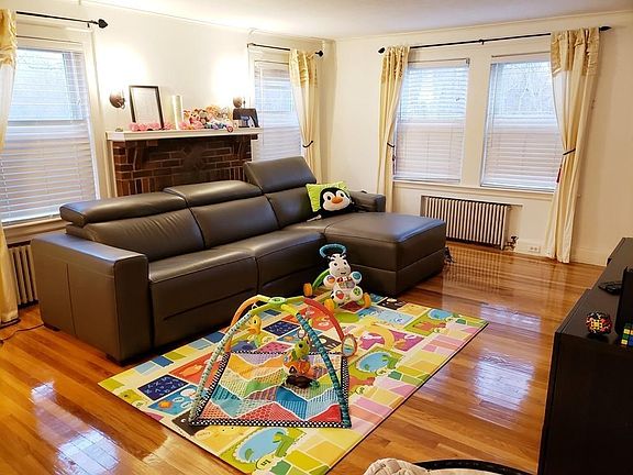 4th image of 209 Hobart St