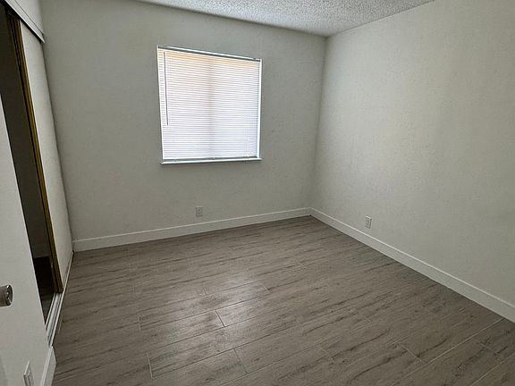 5th image of 373 Clarges Ln