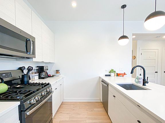 4th image of 1656 W Summerdale Ave #1
