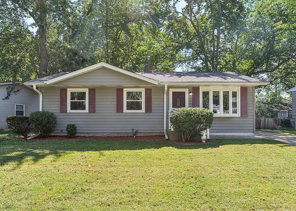 1st image of 831 Essex Ln