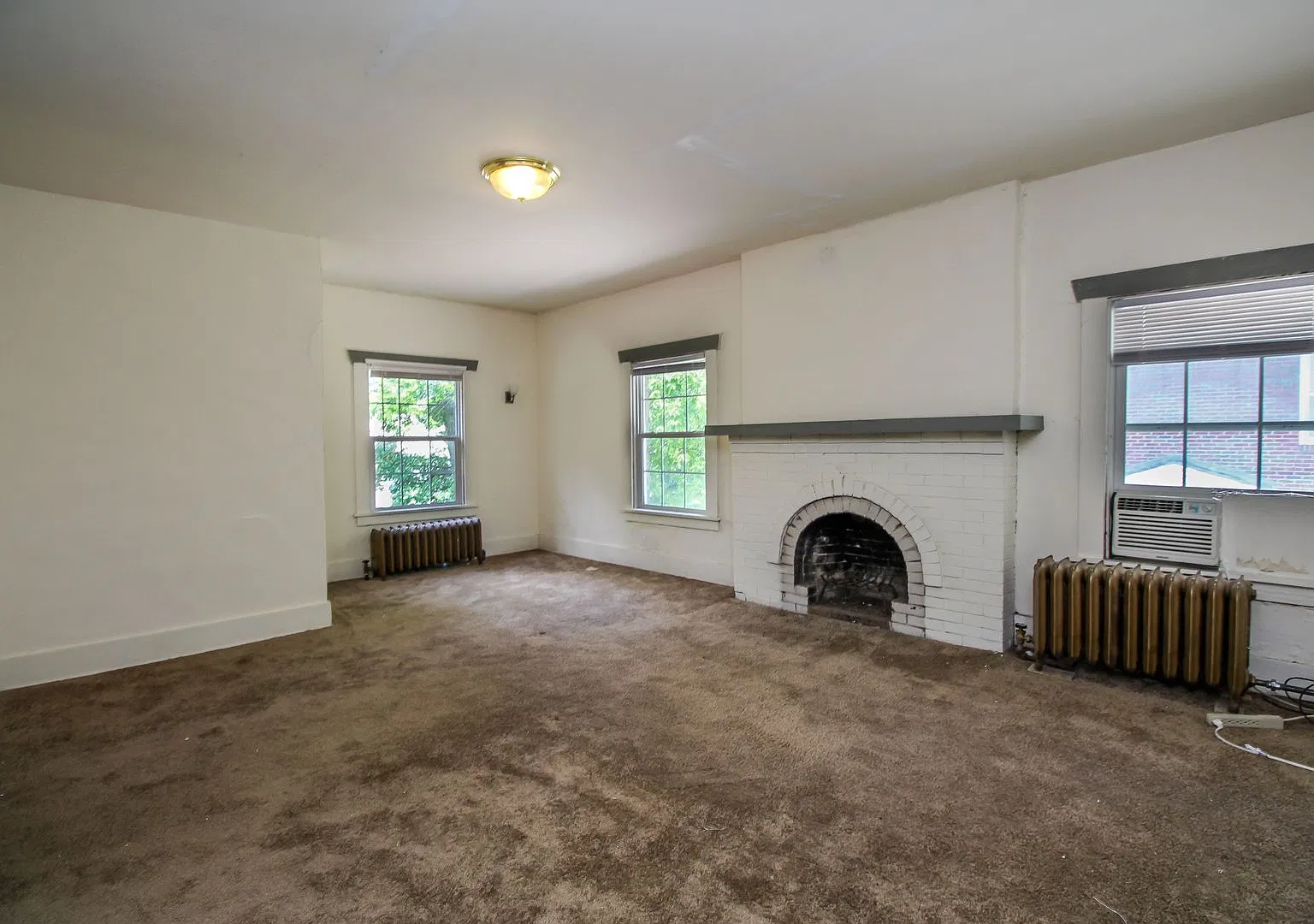 6 Bed 3 Bath House on East Campus! — Photo 3