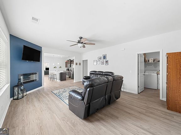 5th image of 215 Crabapple Cir