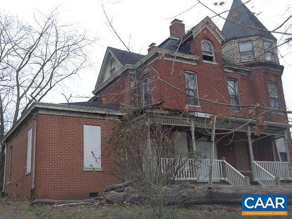 4th image of 1040 Reservoir St