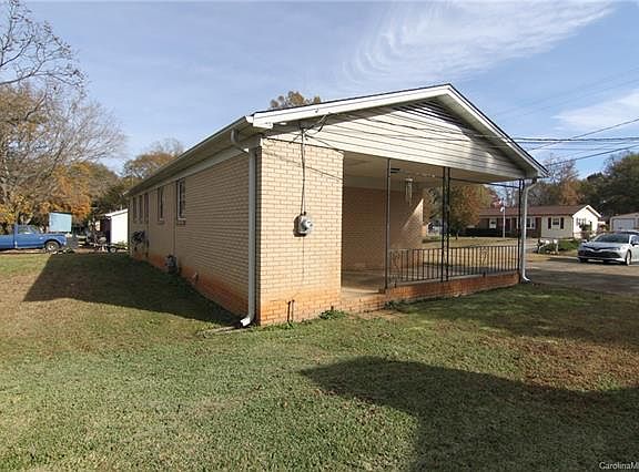 3rd image of 902 Carmel Dr