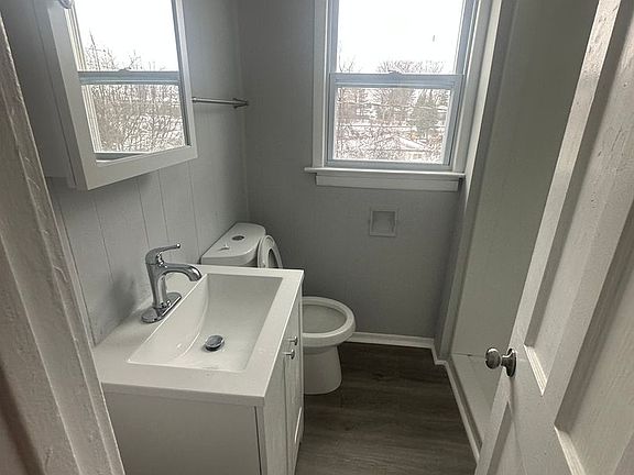 4th image of 5571 Saxon Dr