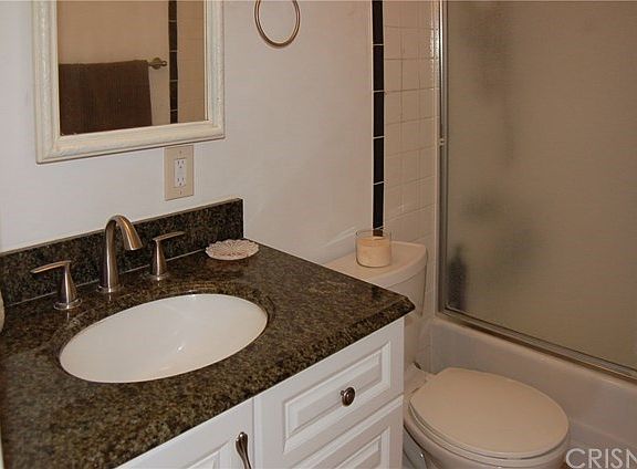 Guest bathroom with full tub/shower